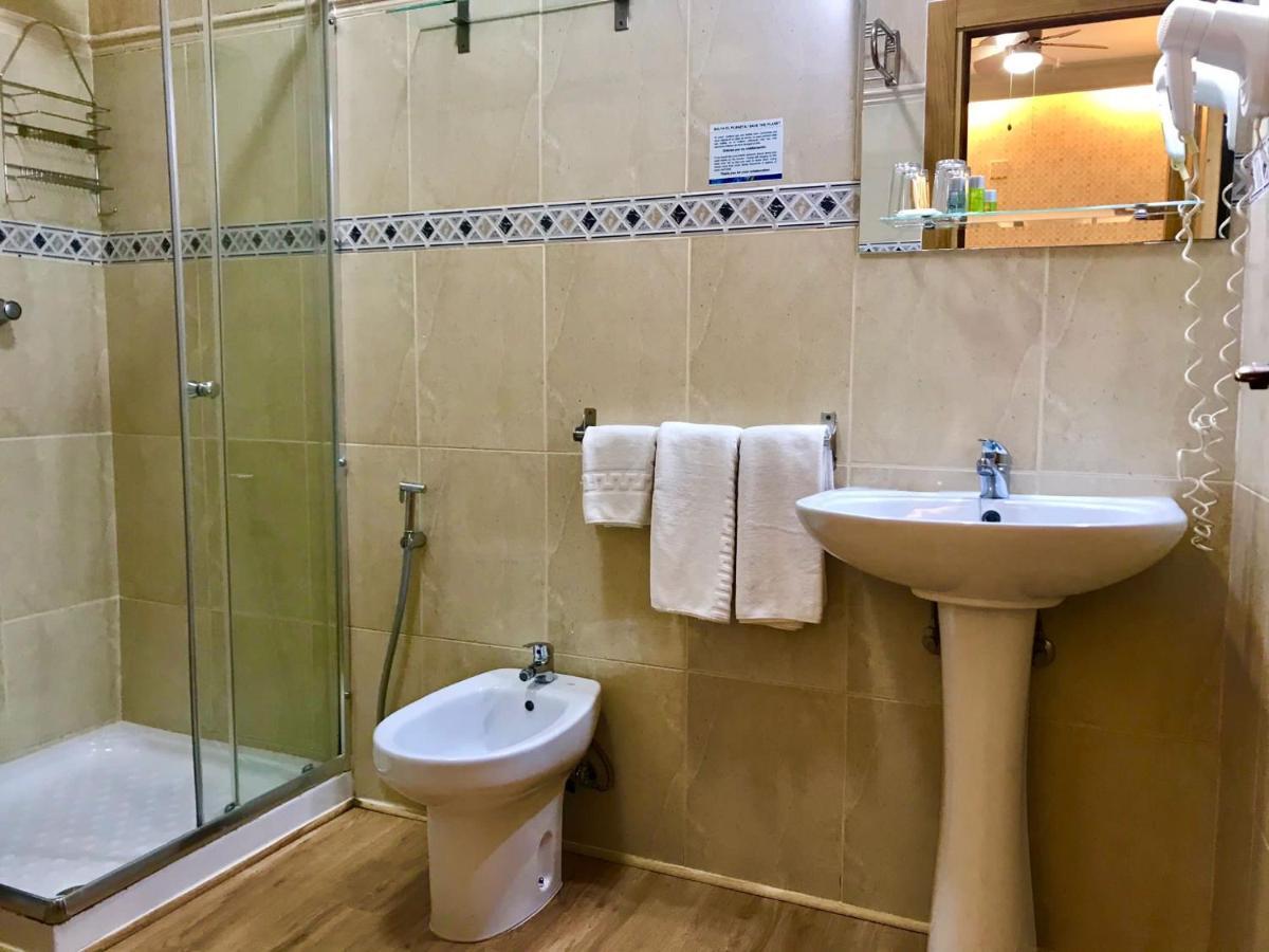 Comfort Triple Room Shower