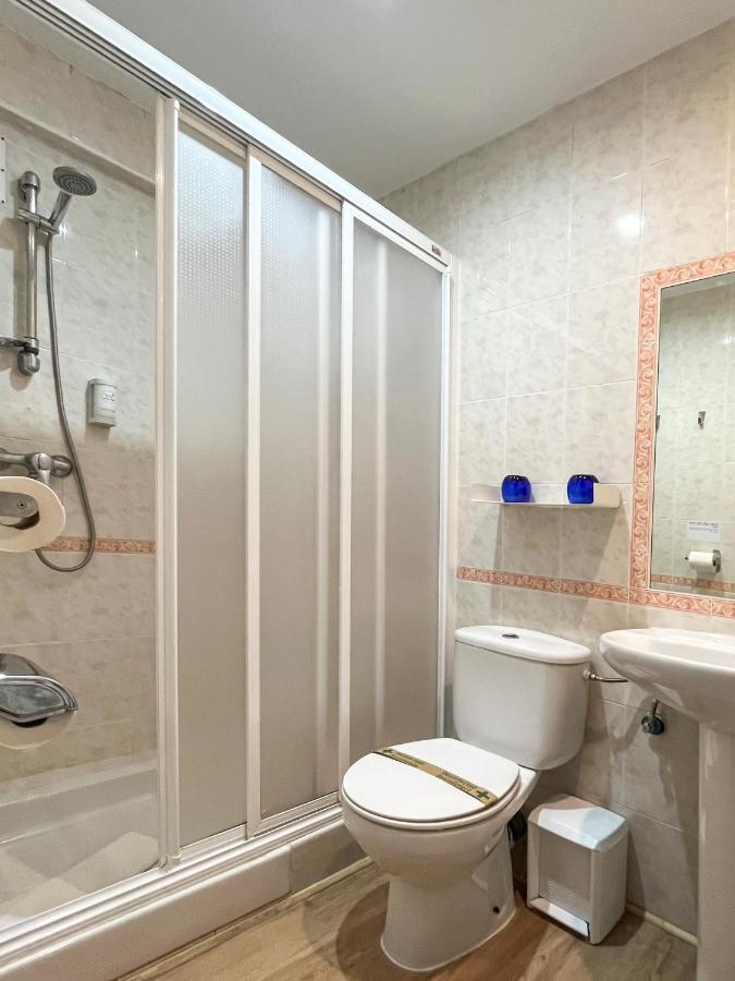 Chambre Lits Jumeaux avec vue latérale sur la mer
